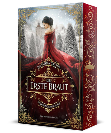 Das Cover zeigt eine dunkelhaarige Frau in einem langen roten schulterfreien Ballkleid. Im Hintergrund führt eine verschneite Buchsbaumallee zu einem Herrenhaus.